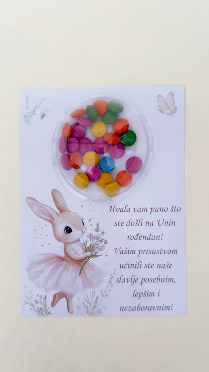 Papirna zahvalnica sa ilustracijom zeke, ličnom porukom na srpskom i providnim pakovanjem šarenih bombonica.