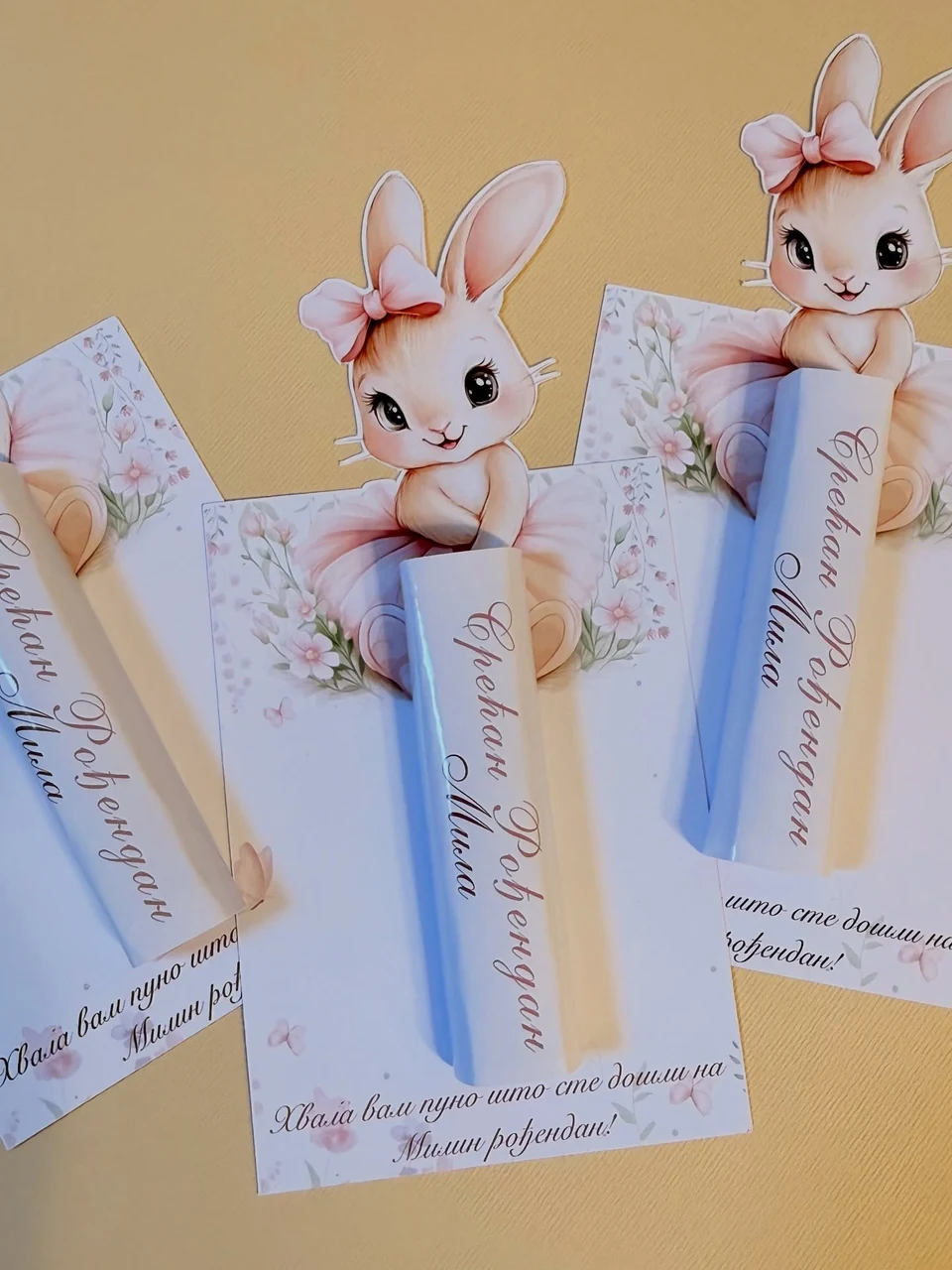 Papirne zahvalnice sa zekom i čokoladicama u personalizovanim omotima; rođendanska poruka i zahvalnost gostima napisane su srpskom ćirilicom.
